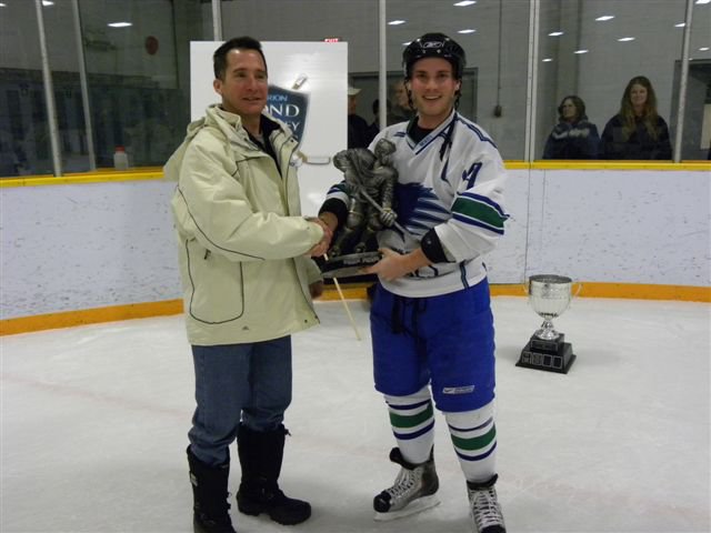 Varion Huskies player getting award