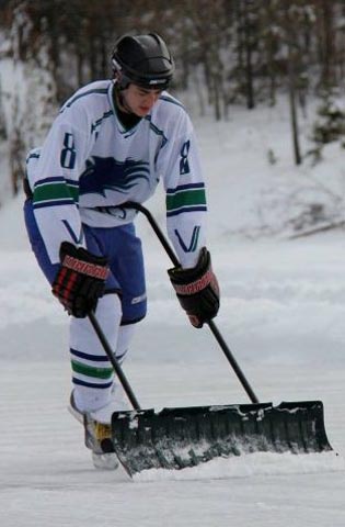 Varion Huskies player preparing the ice surface 2
